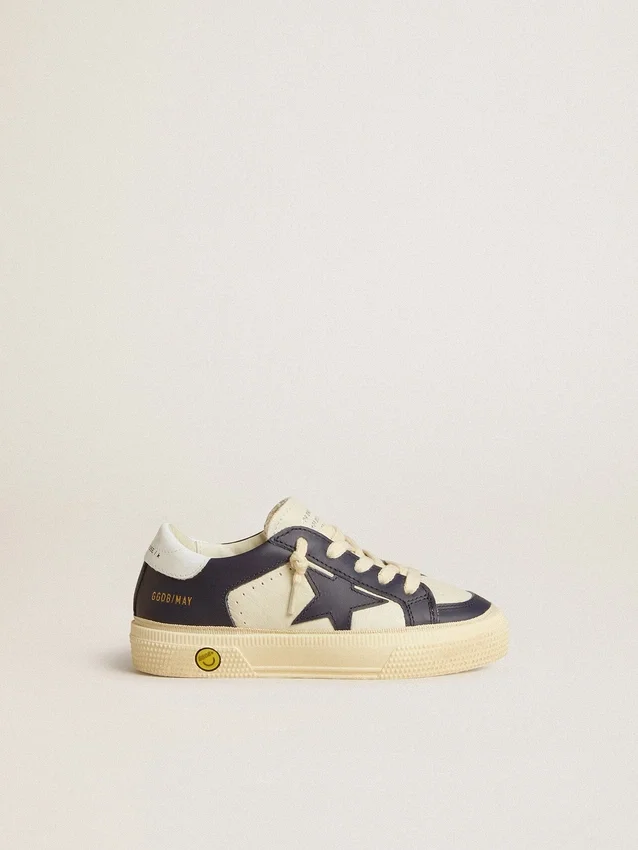 May Young en piel blanca y azul con estrella de piel y lengüeta en el talón