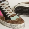 Mid Star en piel de potro con estampado de leopardo y estrella de piel fucsia