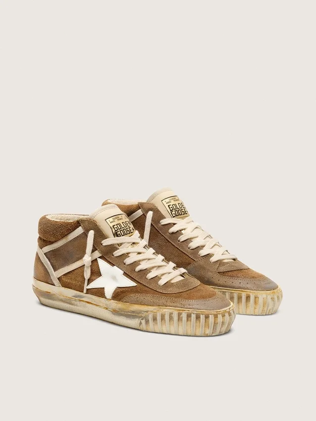 Mid Star LAB para mujer en ante color óxido con una estrella de piel blanca