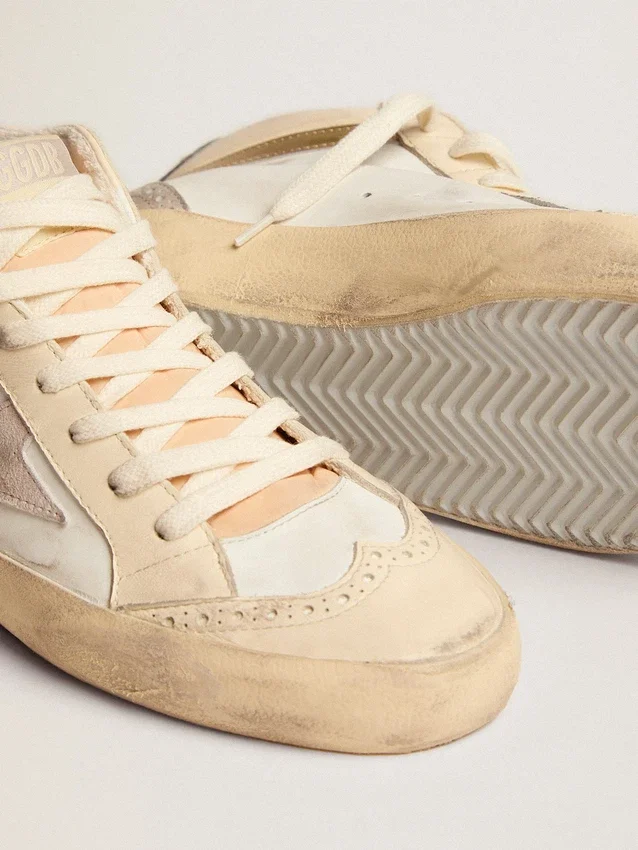 Mid Star para mujer con estrella en ante gris claro y detalles dorados