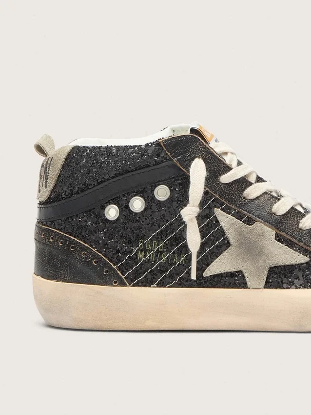 Mid Star para mujer en negro brillante con estrella y lengüeta del talón de ante gris paloma