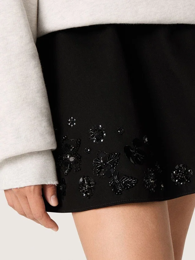 Minifalda de mujer en sarga de algodón negra con bordado floral de lentejuelas