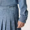 Minifalda plisada para niñas «Journey» en cambray de algodón azul claro con logotipo bordado