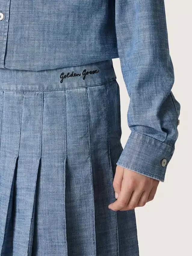 Minifalda plisada para niñas «Journey» en cambray de algodón azul claro con logotipo bordado