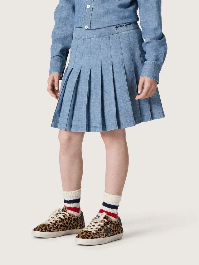 Minifalda plisada para niñas «Journey» en cambray de algodón azul claro con logotipo bordado