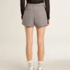 Minishorts grises de mujer de lana con estampado de pata de gallo