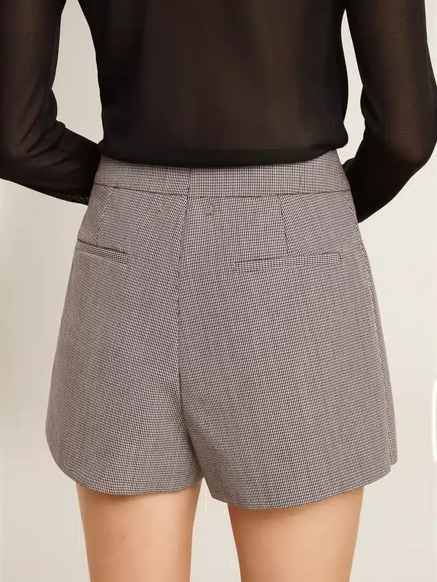 Minishorts grises de mujer de lana con estampado de pata de gallo