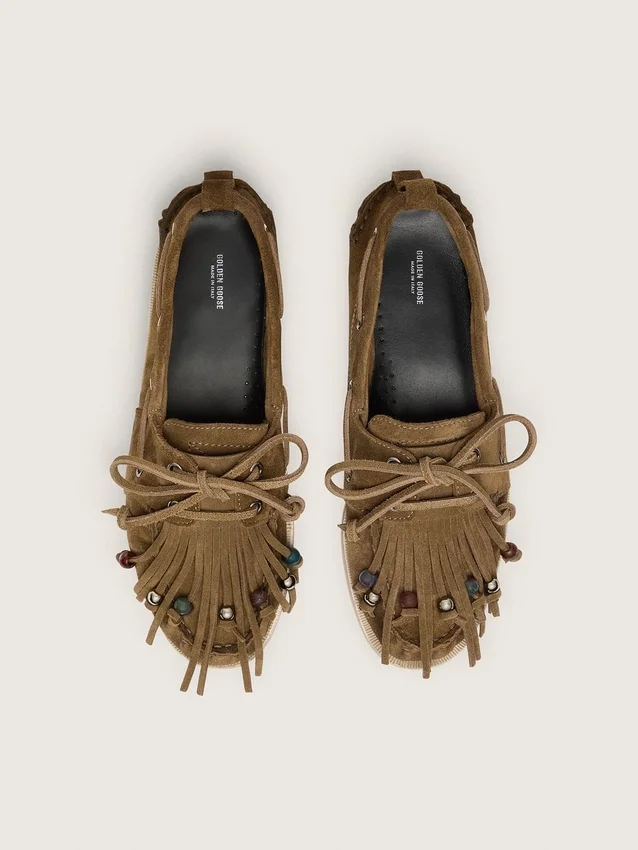Mocasines Cruise para mujer en ante caqui con flecos y abalorios multicolores
