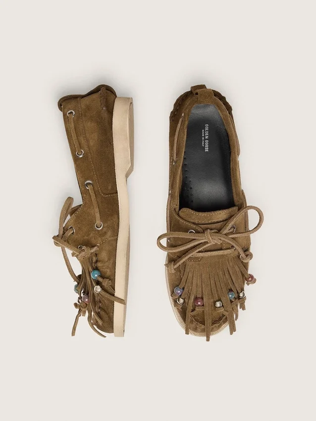Mocasines Cruise para mujer en ante caqui con flecos y abalorios multicolores
