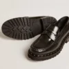 Mocasines gruesos de mujer en piel negra con tachuelas