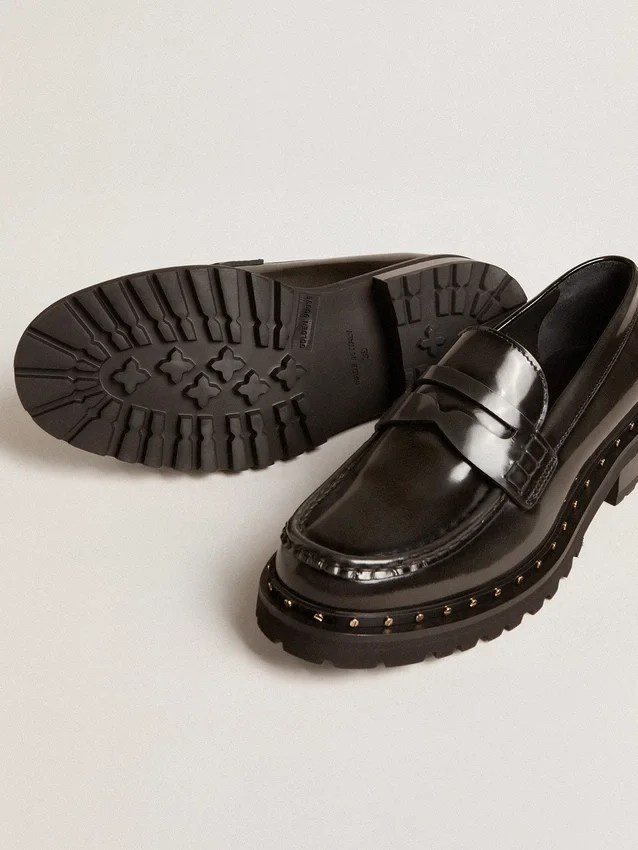 Mocasines gruesos de mujer en piel negra con tachuelas