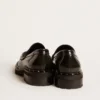 Mocasines gruesos de mujer en piel negra con tachuelas