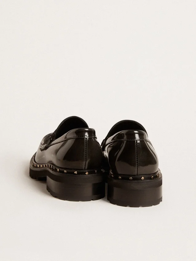 Mocasines gruesos de mujer en piel negra con tachuelas