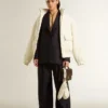 Modelo Forty2 para mujer con estrella negra y lengüeta del tacón de piel con lámina plateada