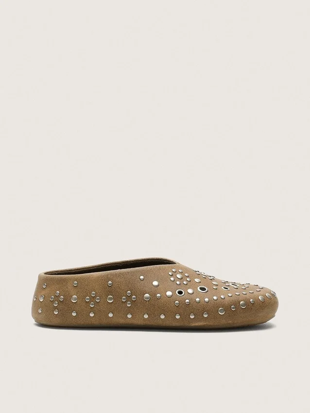 Modelo Tierra para hombre en ante caqui con tachuelas plateadas