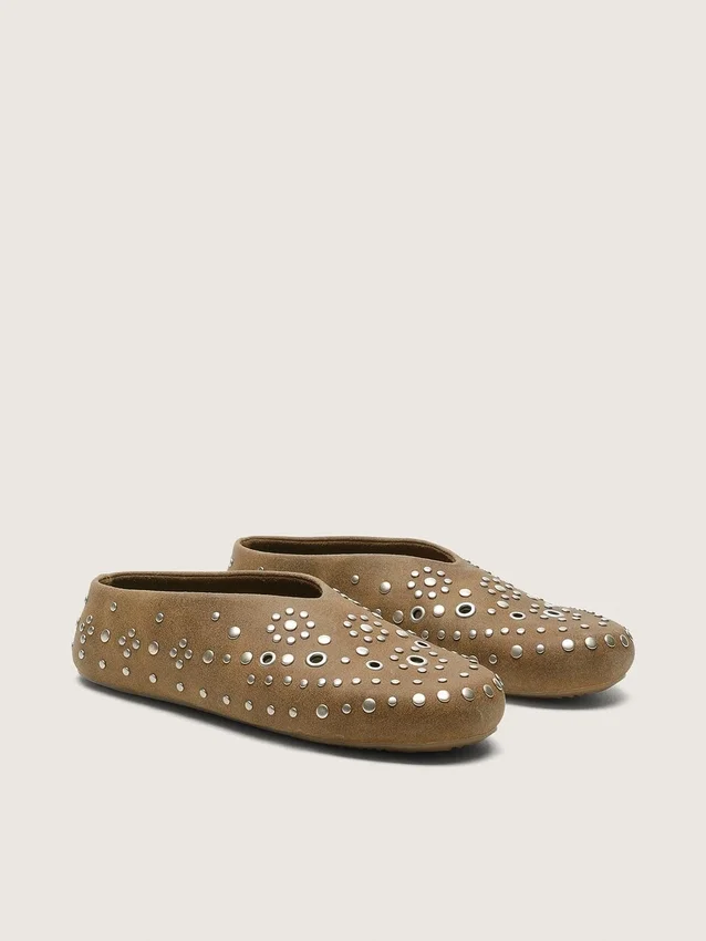 Modelo Tierra para hombre en ante caqui con tachuelas plateadas