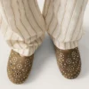 Modelo Tierra para hombre en ante caqui con tachuelas plateadas