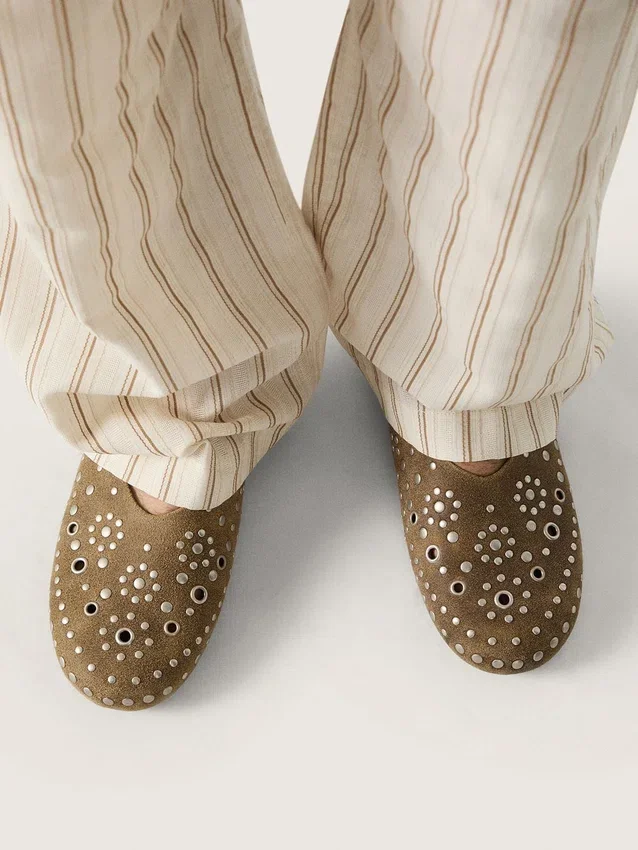 Modelo Tierra para hombre en ante caqui con tachuelas plateadas
