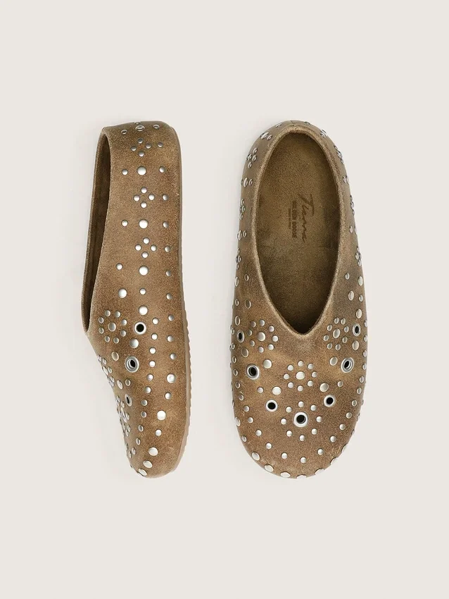 Modelo Tierra para hombre en ante caqui con tachuelas plateadas