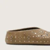 Modelo Tierra para hombre en ante caqui con tachuelas plateadas