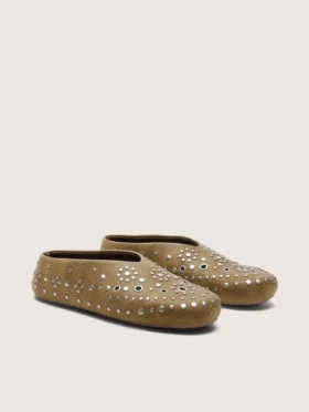 Modelo «Tierra» para mujer en ante caqui con tachuelas plateadas