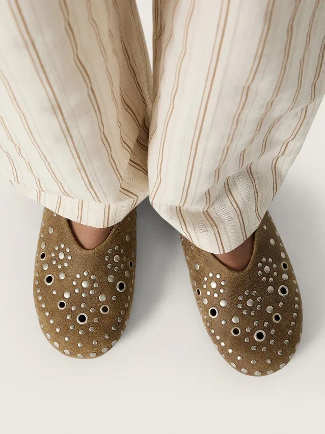 Modelo «Tierra» para mujer en ante caqui con tachuelas plateadas