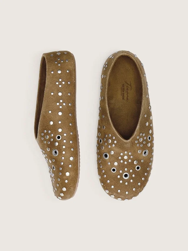 Modelo «Tierra» para mujer en ante caqui con tachuelas plateadas