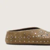 Modelo «Tierra» para mujer en ante caqui con tachuelas plateadas