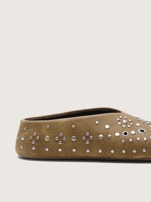 Modelo «Tierra» para mujer en ante caqui con tachuelas plateadas