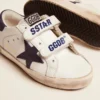 Old School Young en piel blanca con estrella de ante azul y lengüeta en el talón