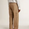 Pantalones beige de hombre con parches