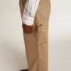 Pantalones beige de hombre con parches
