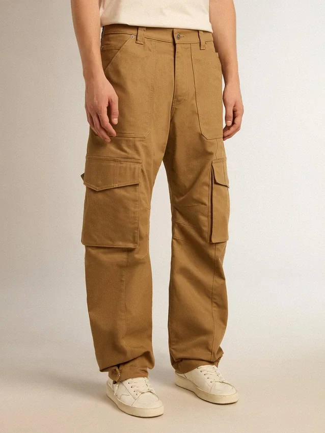 Pantalones cargo de color beige caqui