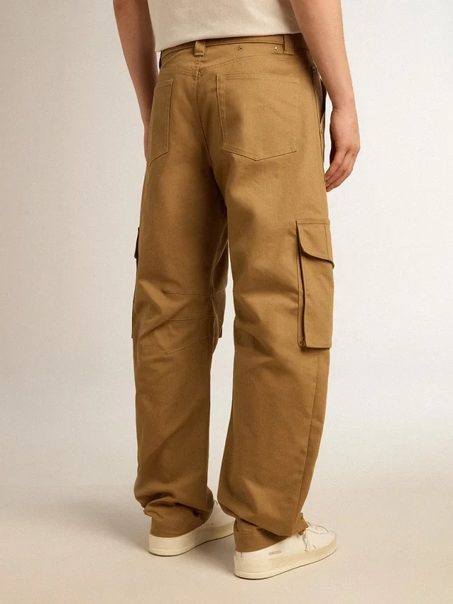 Pantalones cargo de color beige caqui