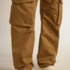 Pantalones cargo de color beige caqui
