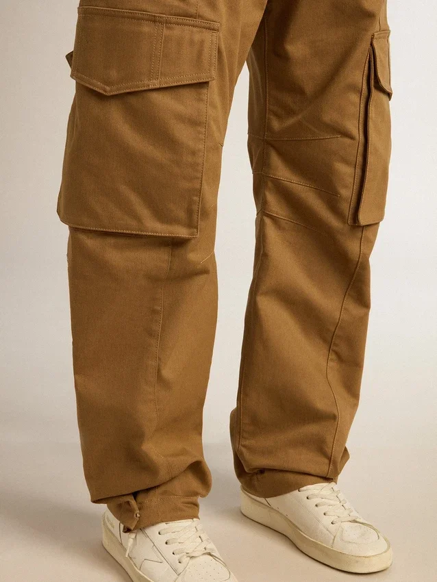Pantalones cargo de color beige caqui