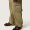 Pantalones cargo para niños de la colección Journey, en gabardina de algodón verde militar con estampado