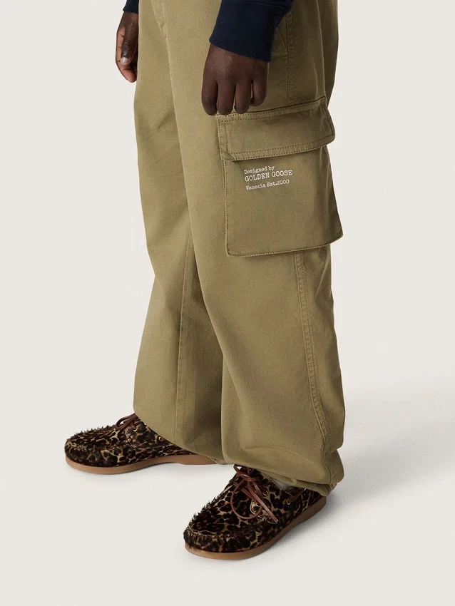 Pantalones cargo para niños de la colección Journey, en gabardina de algodón verde militar con estampado