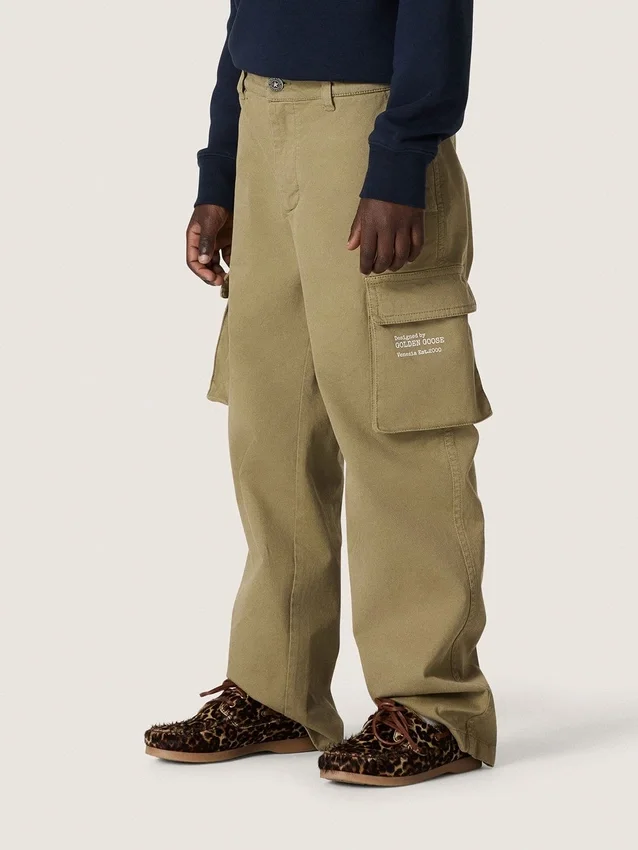 Pantalones cargo para niños de la colección Journey, en gabardina de algodón verde militar con estampado