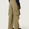 Pantalones cargo para niños de la colección Journey, en gabardina de algodón verde militar con estampado