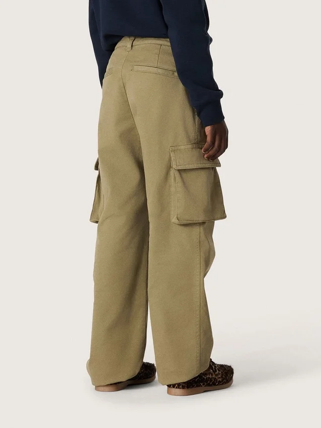 Pantalones cargo para niños de la colección Journey, en gabardina de algodón verde militar con estampado