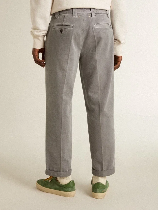 Pantalones chino de algodón en color gris