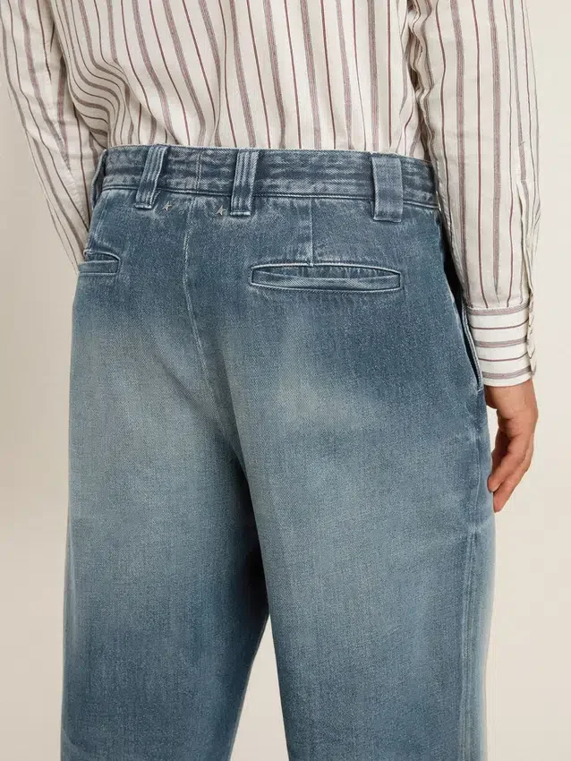 Pantalones chinos de denim para hombre con detalles desgastados