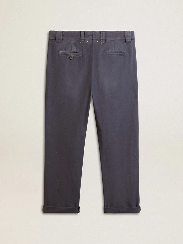 Pantalones chinos de hombre en azul con efecto desgastado