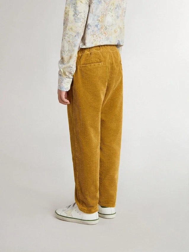 Pantalones chinos para niños en color tabaco con bordado