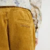 Pantalones chinos para niños en color tabaco con bordado
