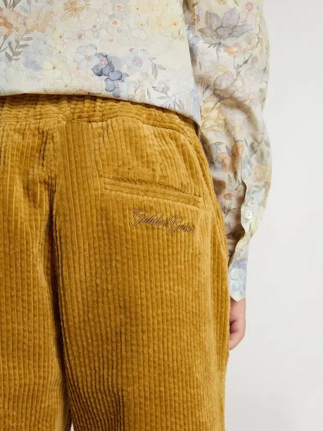Pantalones chinos para niños en color tabaco con bordado