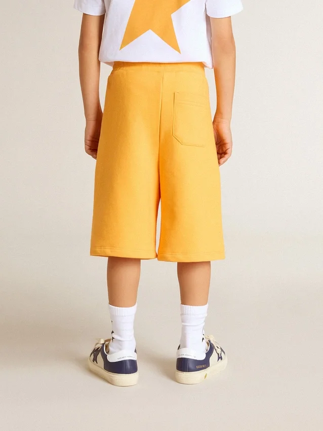 Pantalones cortos de color amarillo mostaza para niños