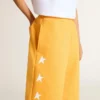 Pantalones cortos de color amarillo mostaza para niños