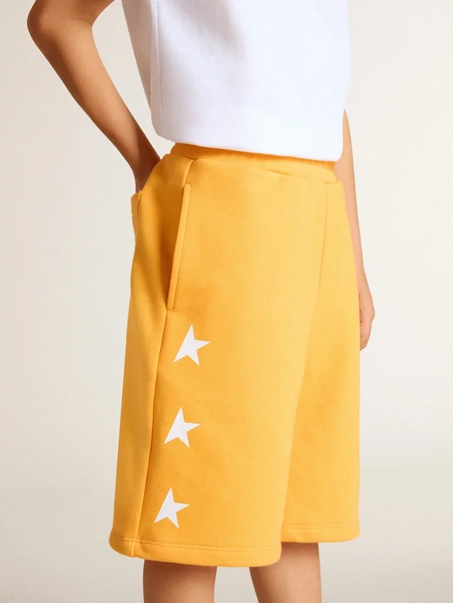Pantalones cortos de color amarillo mostaza para niños